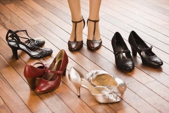 Alle donne con vene varicose non è consigliabile indossare scarpe con un'altezza del tacco superiore a 4 cm